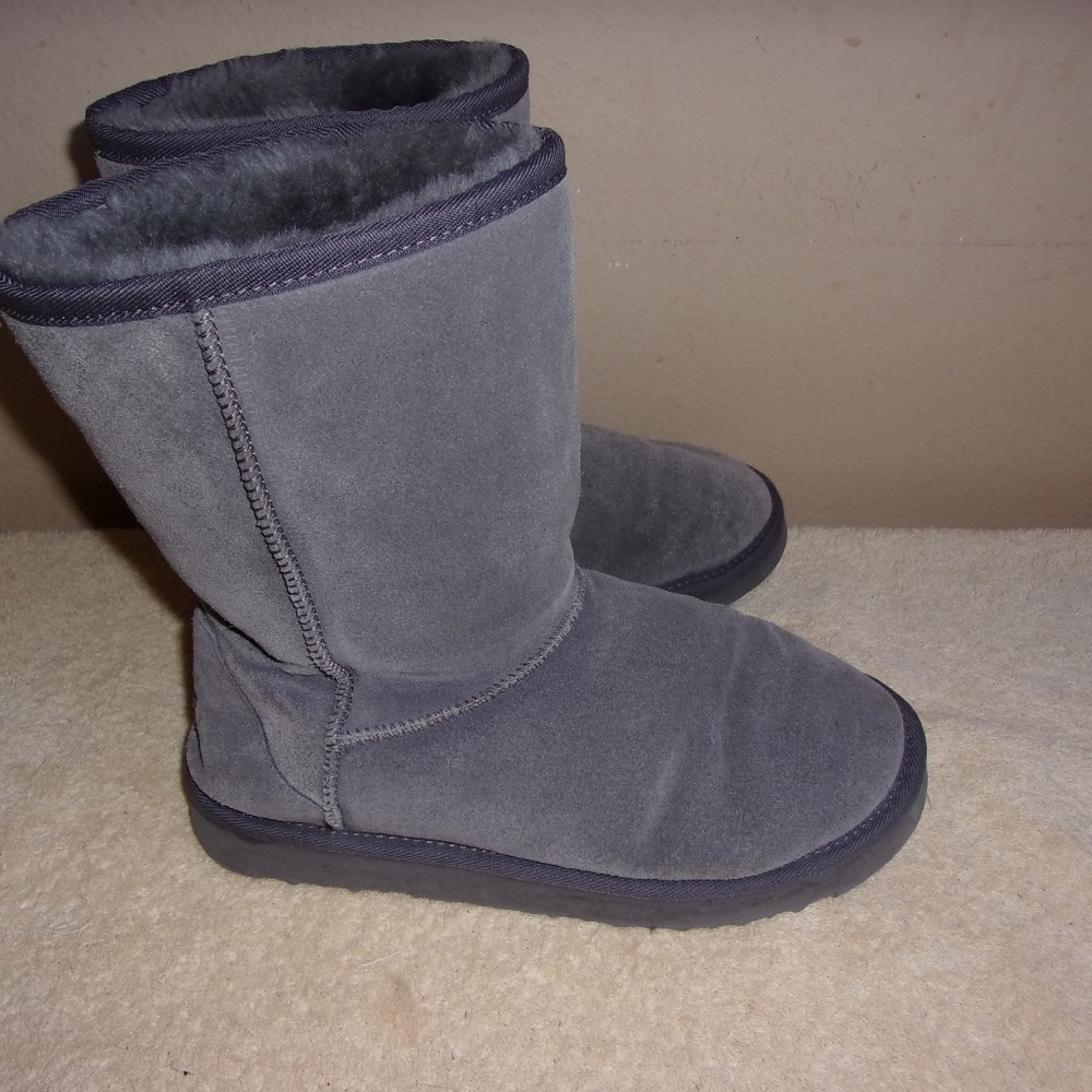 Ladies UGG Australia Sheepskin Lined Boots - 8M